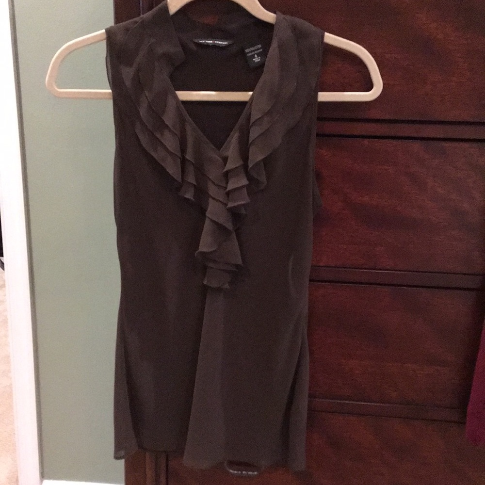 Sleeveless blouse - size 4 - great condition